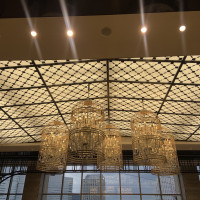 会場ごとに異なる天井のインテリア