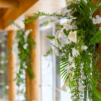 披露宴の柱の装花