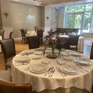 披露宴会場のテーブルコーディネート例