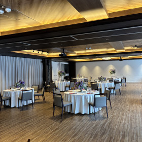 円卓で、後ろのカーテンの部分は開けるとキッチンが見えます。