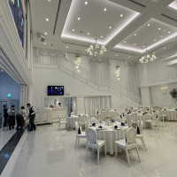 白基調の披露宴会場が可愛い