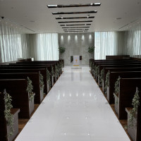 挙式会場入り口からの写真。長すぎないバージンロード。