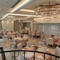 ピンクが映える可愛い雰囲気の披露宴会場です