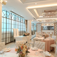 オープンキッチンのある横長の会場、自然光がはいる窓がある