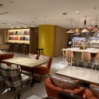 正面玄関入ってすぐの待合所、ドリンクやポップコーンが食べられ