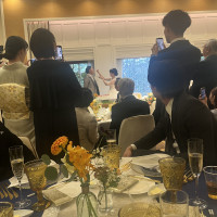 披露宴での挨拶のシーン