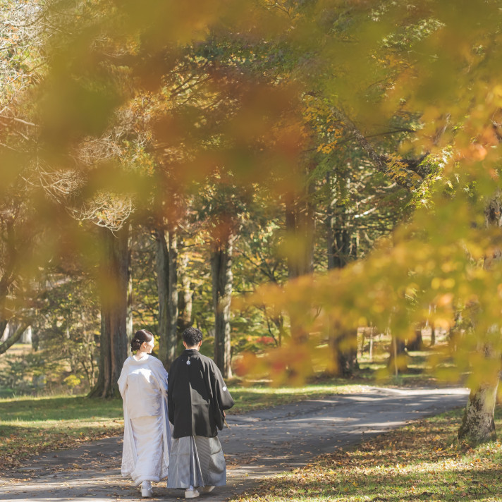 挙式前のラウンド撮影も紅葉がきれいな場所をめぐります。