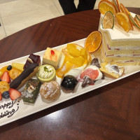 式終わりにデザートブッフェのデザートをプレートにしてくれた