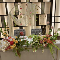 披露宴会場の新郎新婦席（テーブル席）