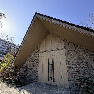 木と石作りの挙式会場