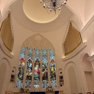 天井が高く、ステンドグラスが荘厳でした。