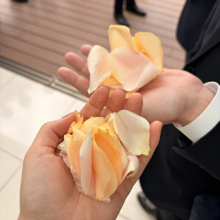 挙式直後フラワーシャワーでした。生花でびっくりしました。