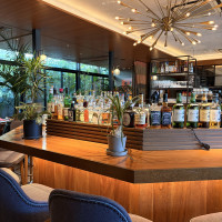 待合室はバーカウンターになっていました。