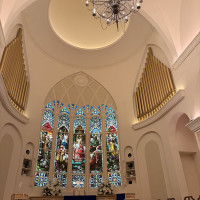 天井が高く、ステンドグラスが荘厳でした。