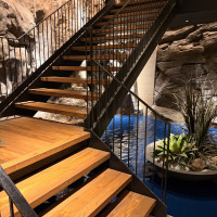 広い会場には滝のようなものも付いていました。