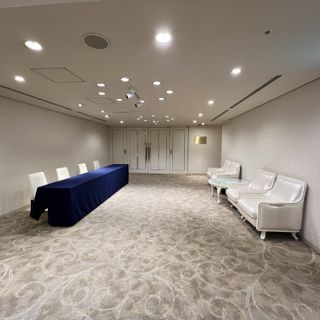 披露宴会場に入るところの廊下。受付のところ。