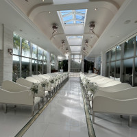 水の音、緑、自然光のチャペル。天気が悪くても明るい