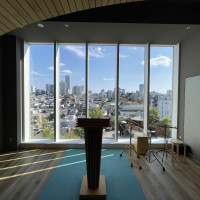 大きな窓から自然光が入り込みます。