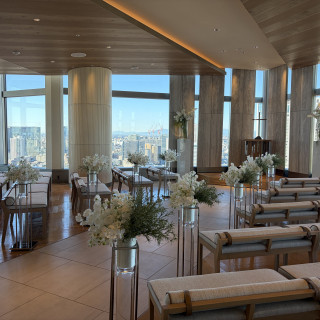 自然光の入る扇形の挙式会場