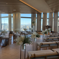 自然光の入る扇形の挙式会場