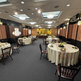 格式高い落ち着いた雰囲気の会場