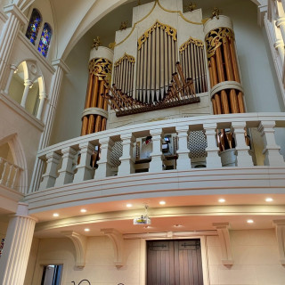 圧倒されるパイプオルガンと聖歌隊の方の歌声が魅力的です。