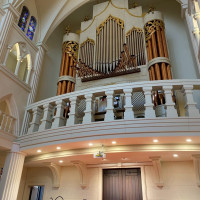 圧倒されるパイプオルガンと聖歌隊の方の歌声が魅力的です。