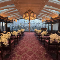 都心でありながら自然光が入るチャペル