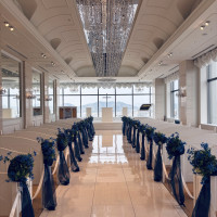 白を基調としており、広い。
バージンロードが長い。