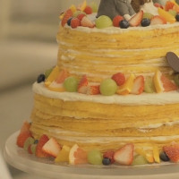 フルオーダーのウェディングケーキ(ミルクレープ+犬の砂糖菓)