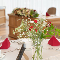 披露宴会場のゲストテーブルの装花