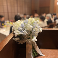 披露宴会場とブーケ