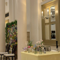 ケーキを載せる台の机に装花を足しました