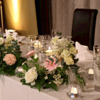 高砂の周りにキャンドルと花を置いて可愛くして頂きました。