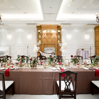 入口正面にある暖炉が洋館らしさを演出し、温かみのある空間