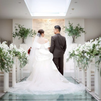 白を基調として、装飾の緑が自分たちに合う挙式会場