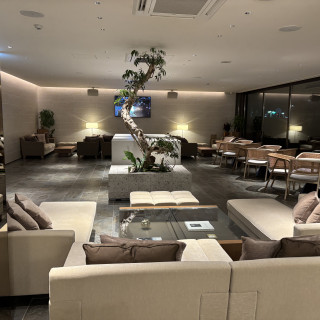 ゲストを迎えるロビー。ソファーが多い