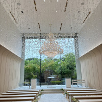 緑とクリスタルが印象的