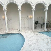 宴会場までのプールガーデン