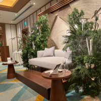 ソファの装花はグリーンにしました