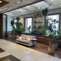 ソファの近くにグリーンがあり装花はそんなにいらないと思います