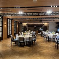 窓がある方の会場はそこそこの広さでした。