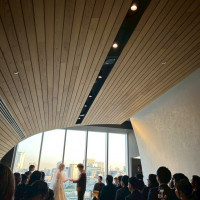 窓が大きい挙式会場でした