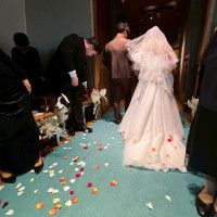 バージンロードが青くてフラワーシャワーが映えました