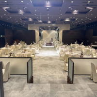 縦長で親族席は上段にあります。照明が多くホテルの様な雰囲気。