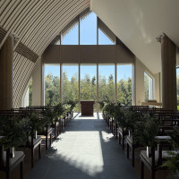 正面と右横には大きな窓があり太陽光が差し込みます