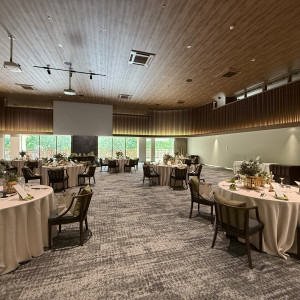 大きな窓とテラス、高い天井が特徴で開放的な空間|788358さんのWeGreen RESORTの写真(2624915)