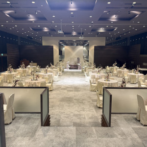 縦長で親族席は上段にあります。照明が多くホテルの様な雰囲気。|788358さんのWeGreen RESORTの写真(2624918)