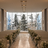 自然光を多く取り入れた挙式会場となっております