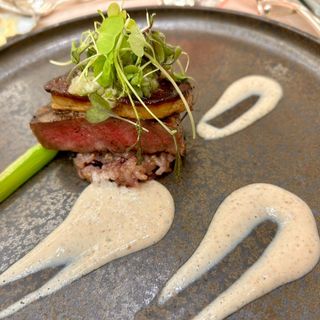 メイン料理のフォアグラとお肉です。